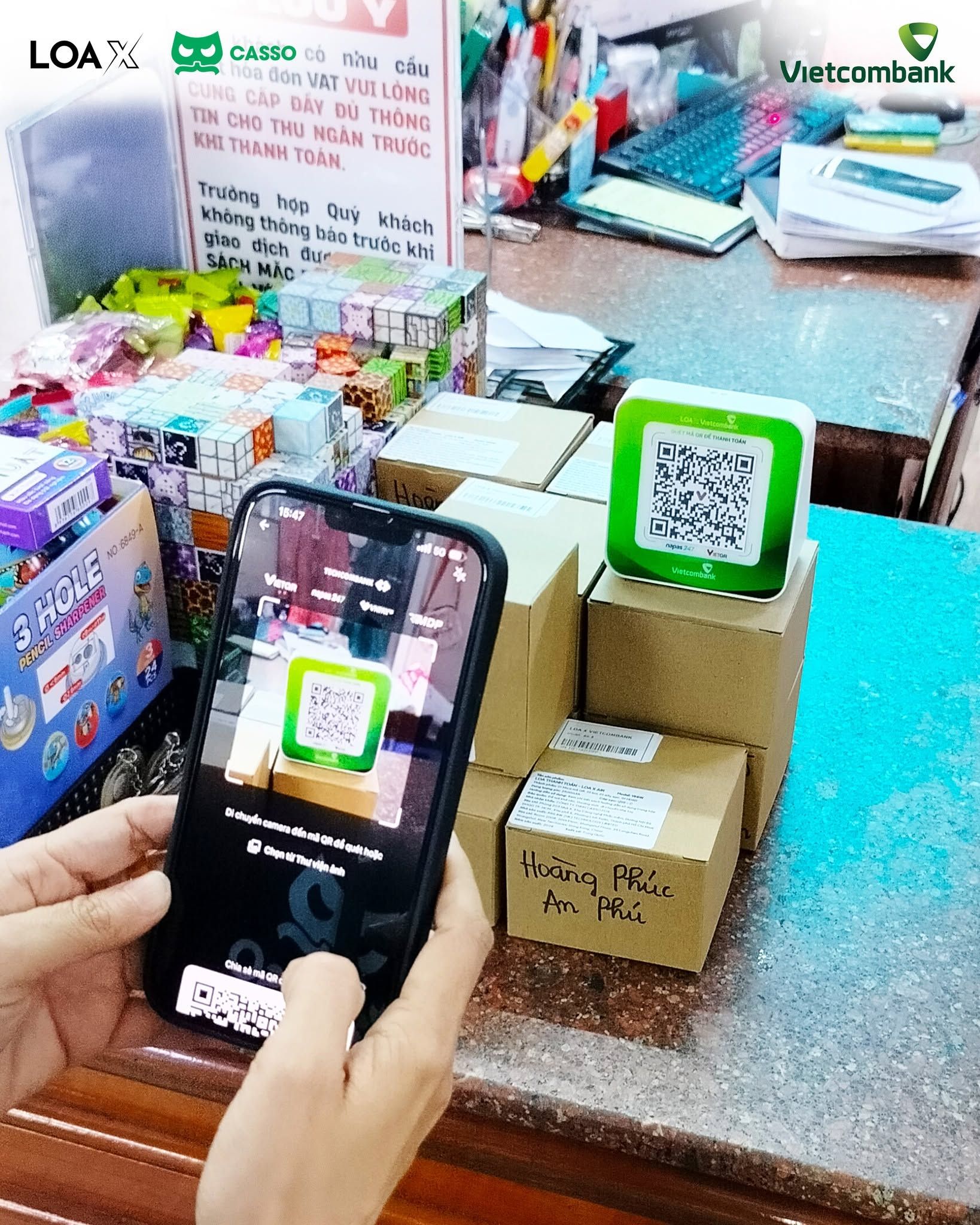 Đội ngũ Loa X trực tiếp lắp đặt thiết bị tại điểm bán