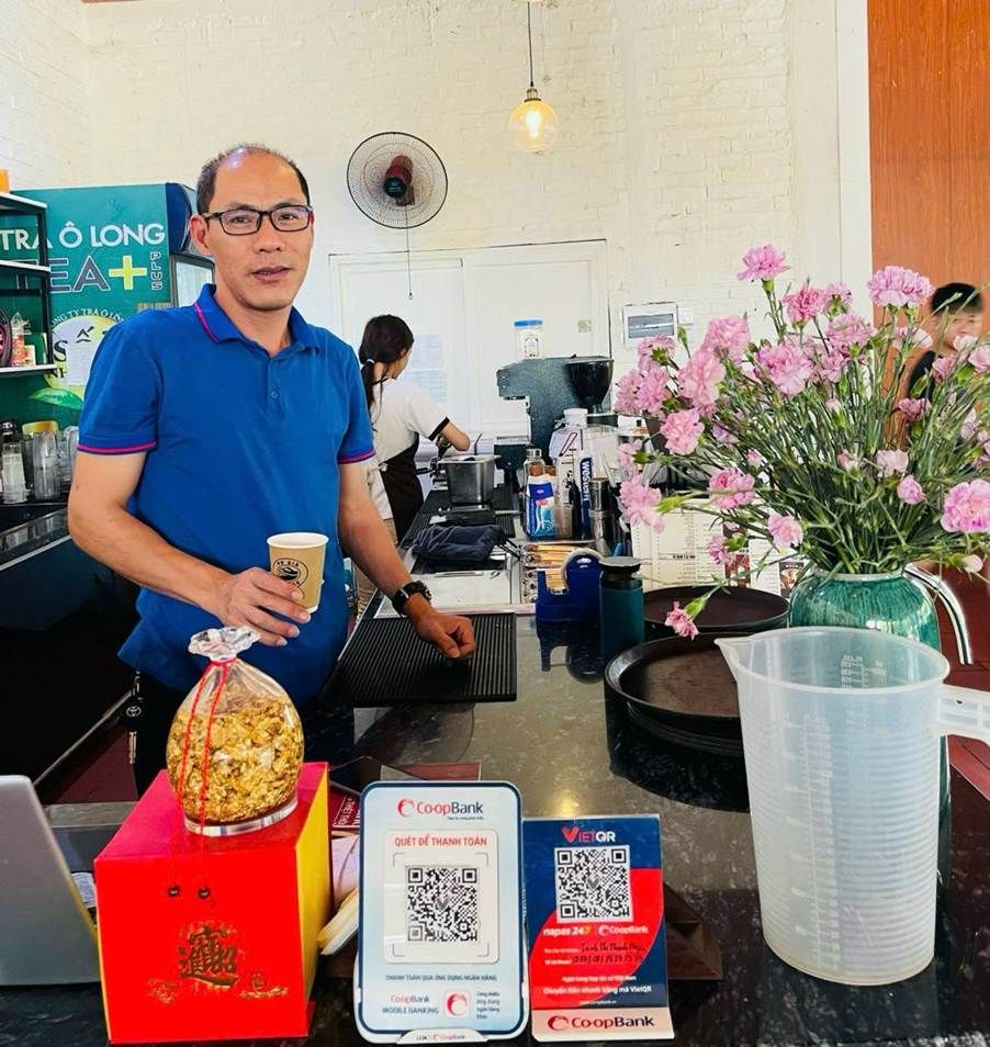 Chủ quán nhận chuyển khoản bằng loa thông báo Loa X tại quầy