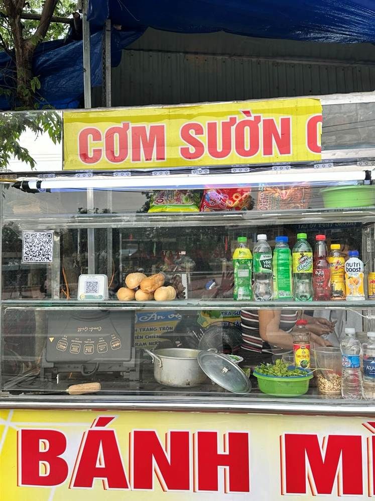Khách quét mã QR chuyển khoản tại quầy hộ kinh doanh nhỏ